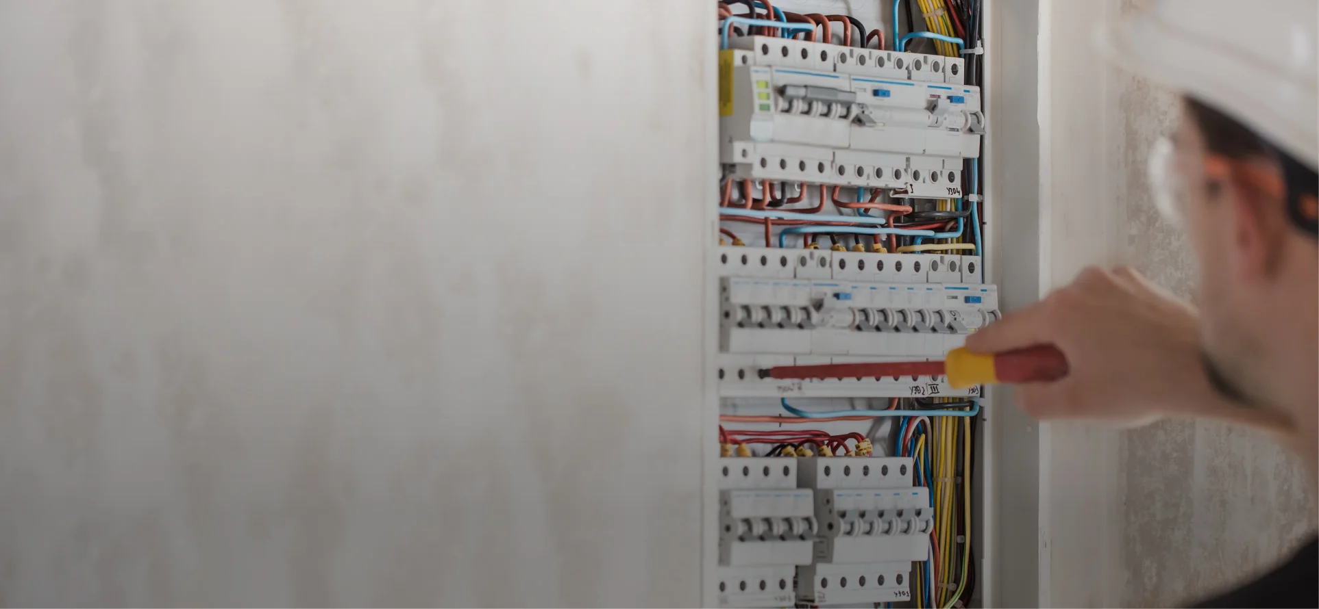 Impianti elettrici industriali - uomo al lavoro