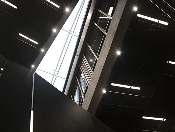 Dettaglio illuminazione a led all'interno di un complesso industriale