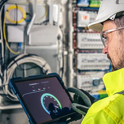 Un operario che monitora il consumo energetico tramite strumentistica avanzata