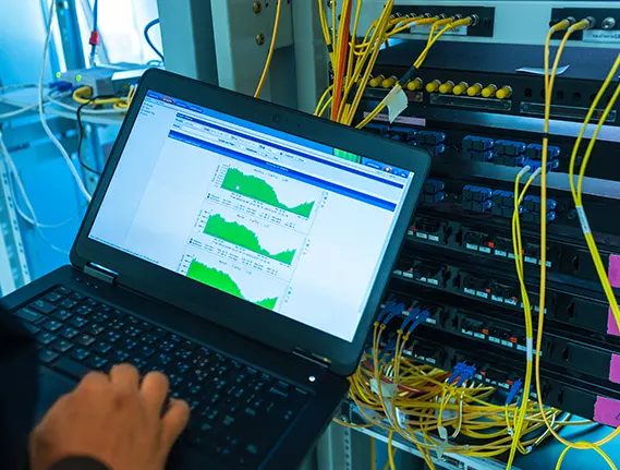 Un pc mopnitora l'andamento della connettività dell'infrastruttura