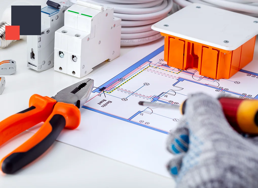 Uno schema progettuale di un impianto elettrico, con arnesi e componenti.