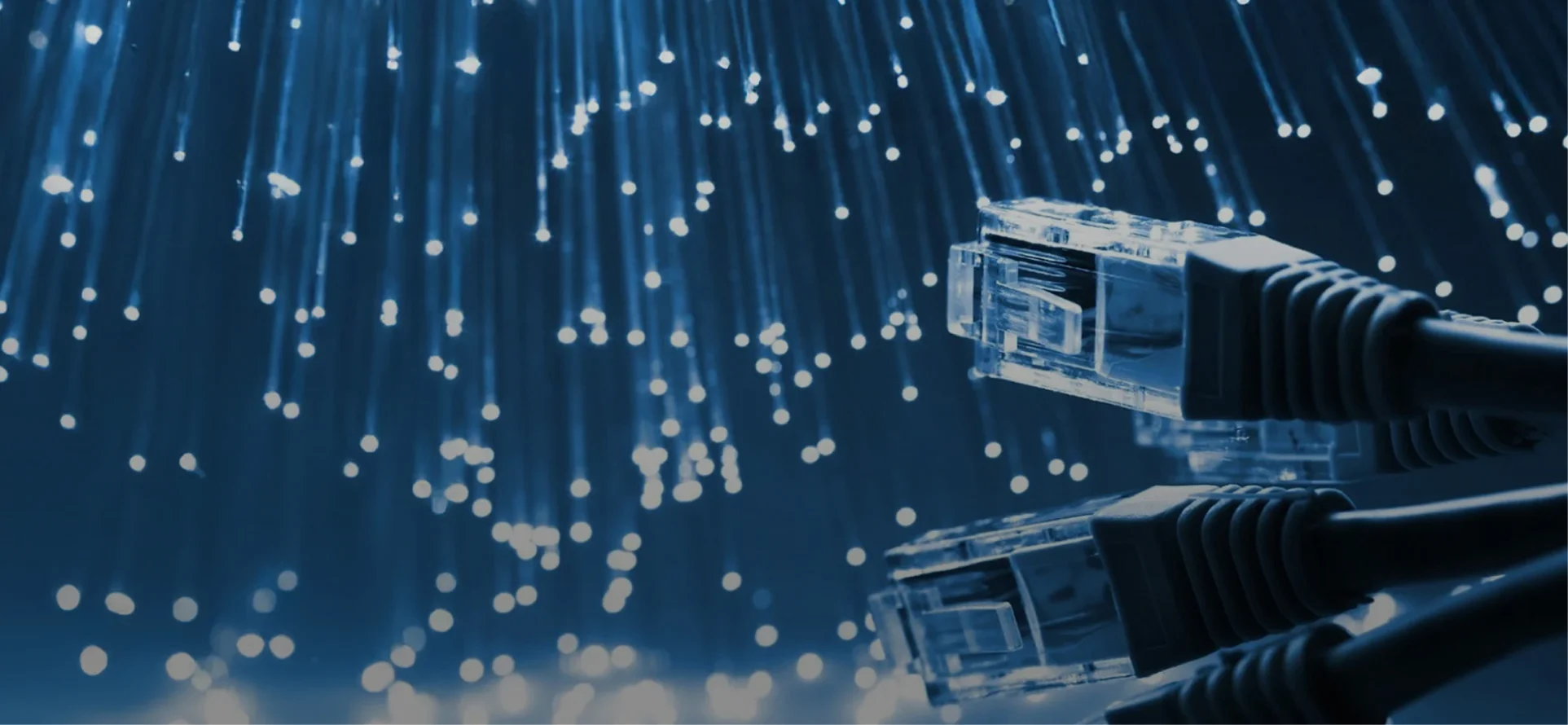 Reti e telecomunicazioni - immagine astratta con cavo lan e fibra