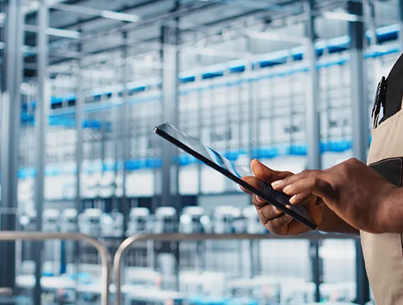 Sistemi di sicurezza - un operai con tablet monitora la sicurezza degli impianti industriali